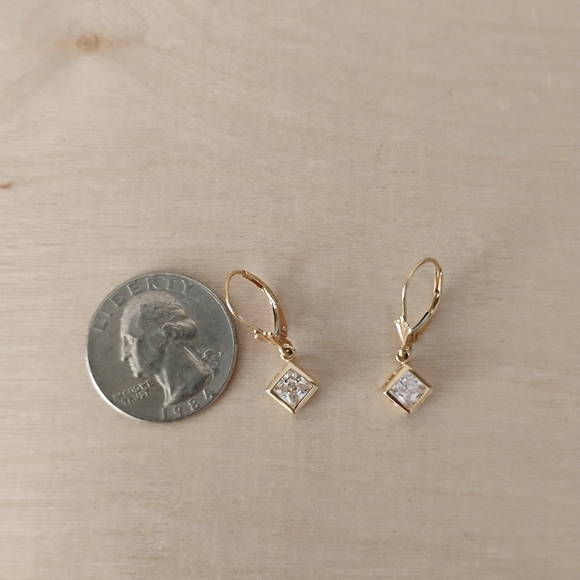 14K Gold Leverback earrings with clear stone. - Picture 2 of 5